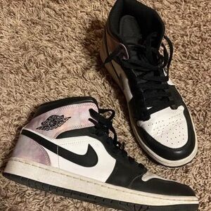 Nike Air Jordan. Like NEW. Mens size 9. Women’s size 11.